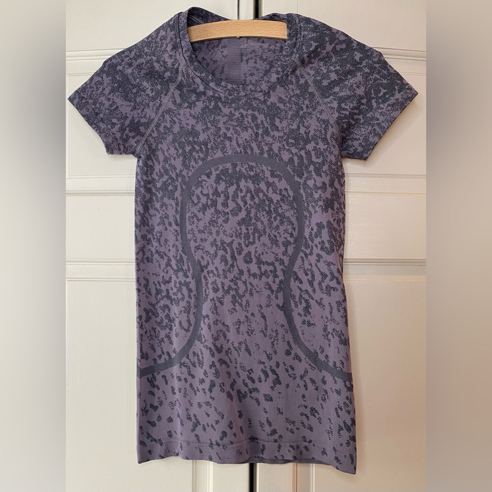 Lululemon Swiftly Tech Shirt Size 2 Seamless Short Sleeve Slim Fit Gray Print